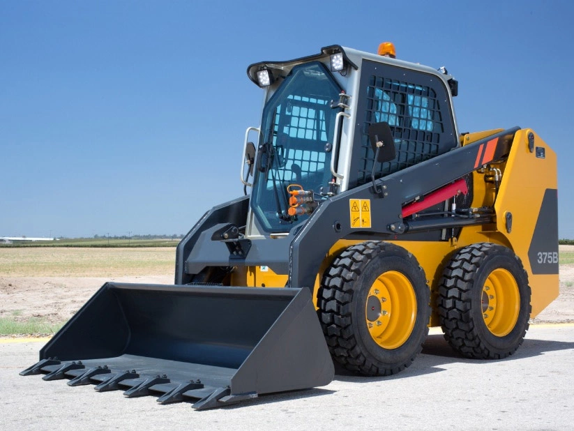 Mini Loaders Clg375b Skid Steer Loader 865kg Payload with Sweeper for Sale